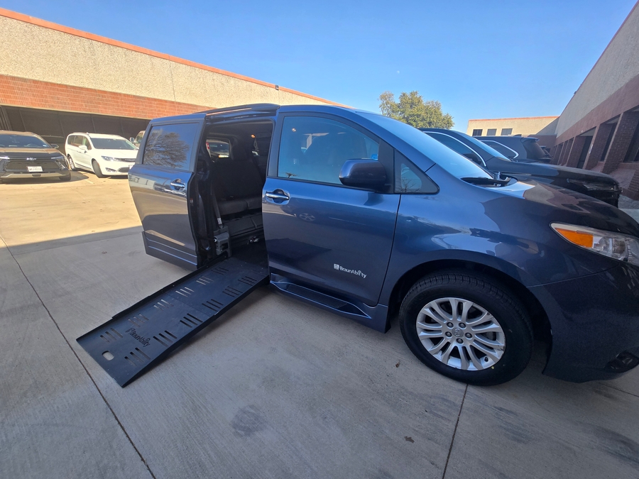 2017 Toyota Sienna XLE