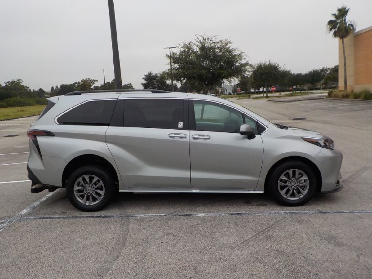 2024 TOYOTA SIENNA - Image 8