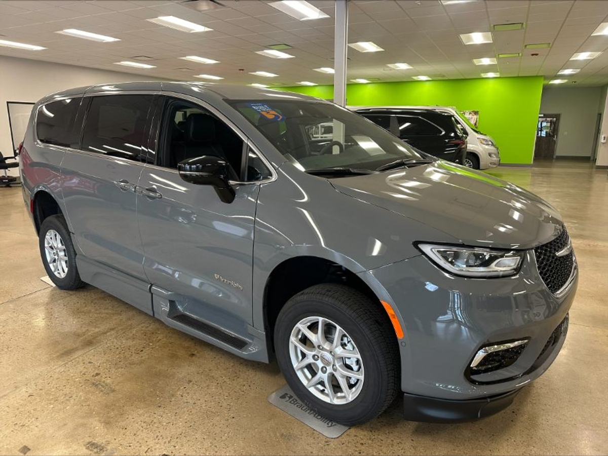 2025 CHRYSLER PACIFICA - Image 4