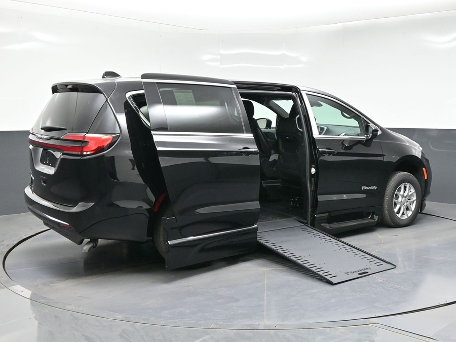 Black Chrysler Pacifica image number 7