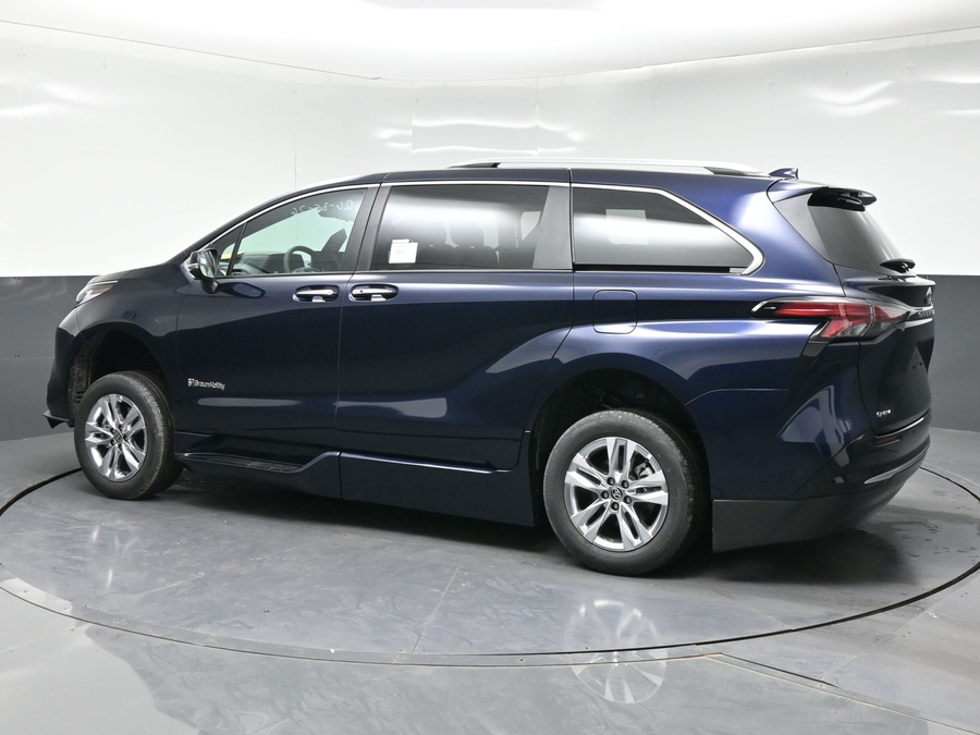 New 2026 Toyota Sienna Hybrid Limited - BraunAbility Side Entry In Floor Automatic Ramp