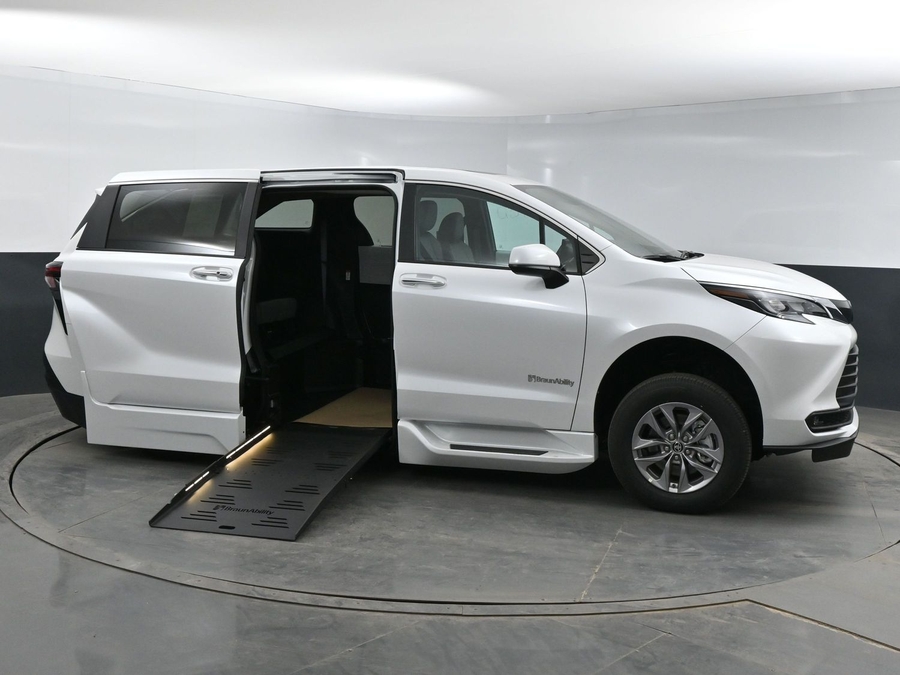 New 2025 Toyota Sienna Hybrid XLE Base - BraunAbility Side Entry Entry Fold Out Automatic Ramp