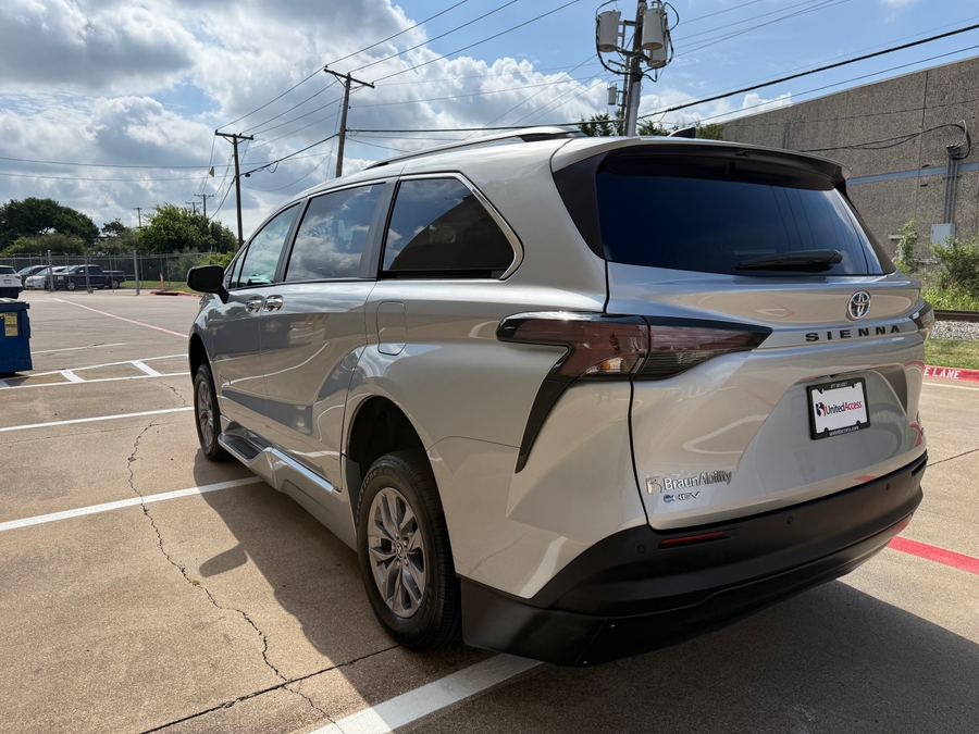 Used 2025 Toyota Sienna Hybrid XLE - BraunAbility Side Entry Entry Fold Out Automatic Ramp
