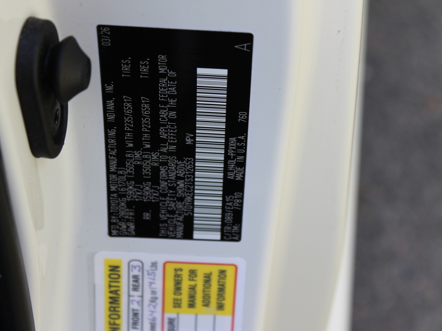White Toyota Sienna image number 17