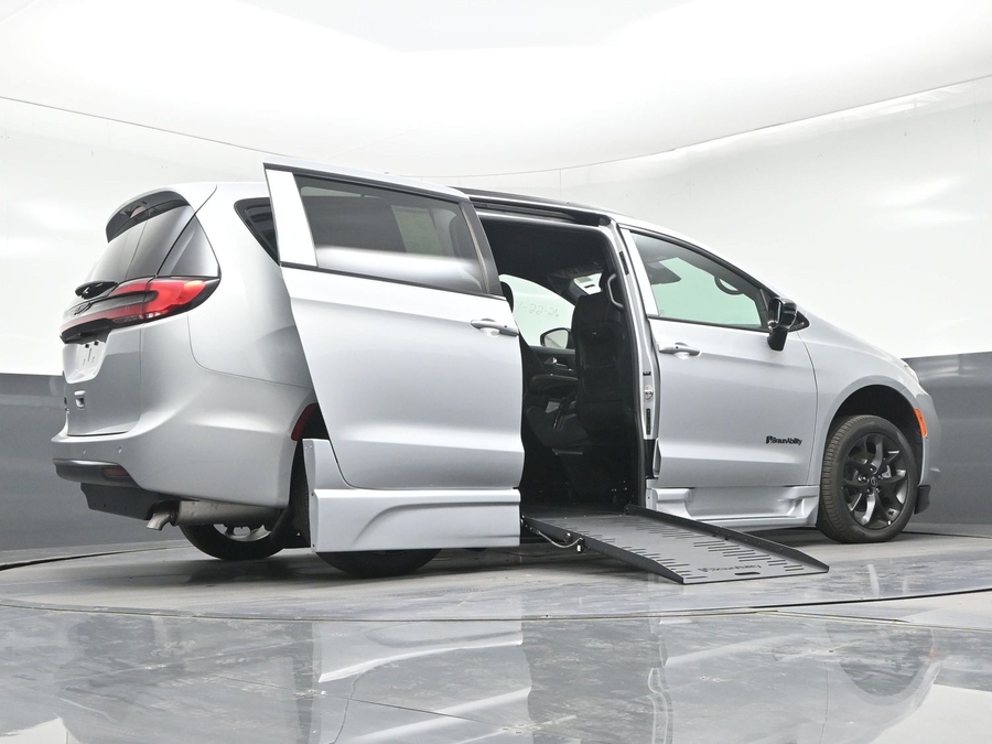 2026 Chrysler Pacifica Select - Photo 16