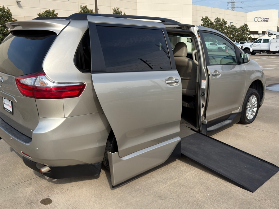 Used 2015 Toyota Sienna XLE - VMI Side Entry Entry In Floor Automatic Ramp