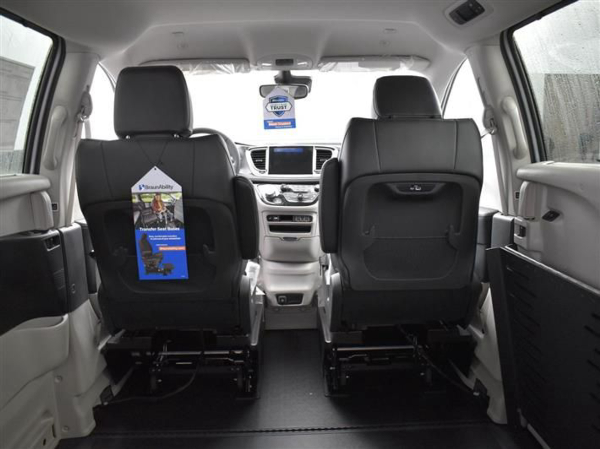 Silver Chrysler Pacifica image number 14