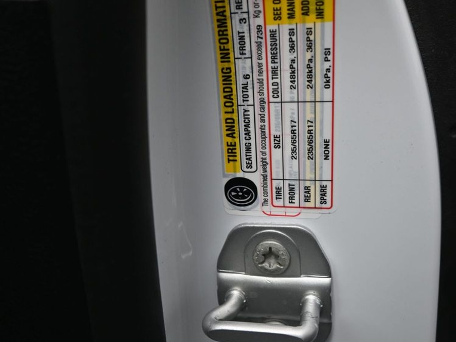White Chrysler Pacifica image number 13