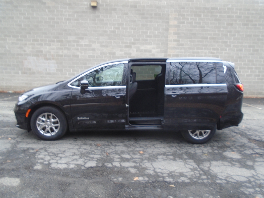Black Chrysler Pacifica image number 5