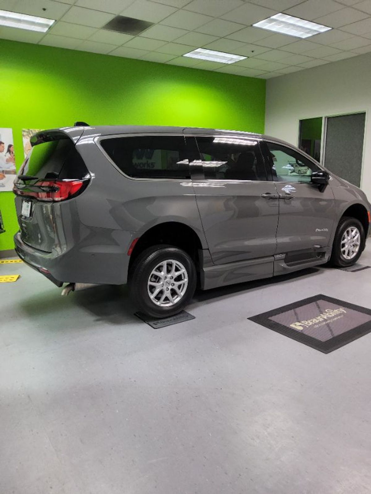 2025 CHRYSLER PACIFICA - Image 1