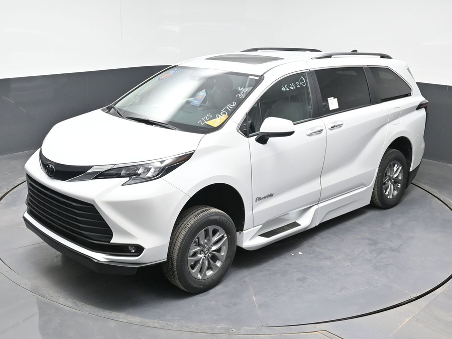 New 2026 Toyota Sienna Hybrid XLE Add - BraunAbility Side Entry Entry Fold Out Automatic Ramp