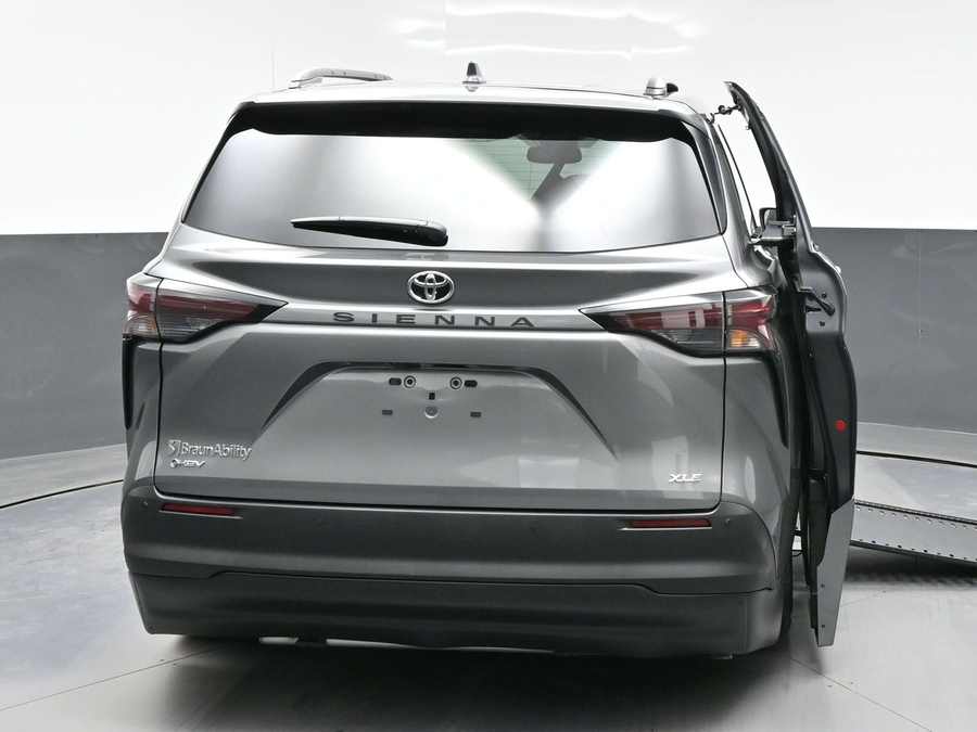 Grey Toyota Sienna image number 5