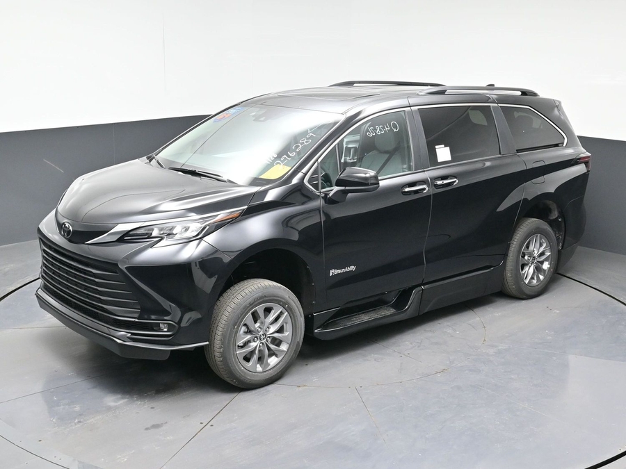 New 2026 Toyota Sienna Hybrid XLE Base - BraunAbility Side Entry Entry Fold Out Automatic Ramp