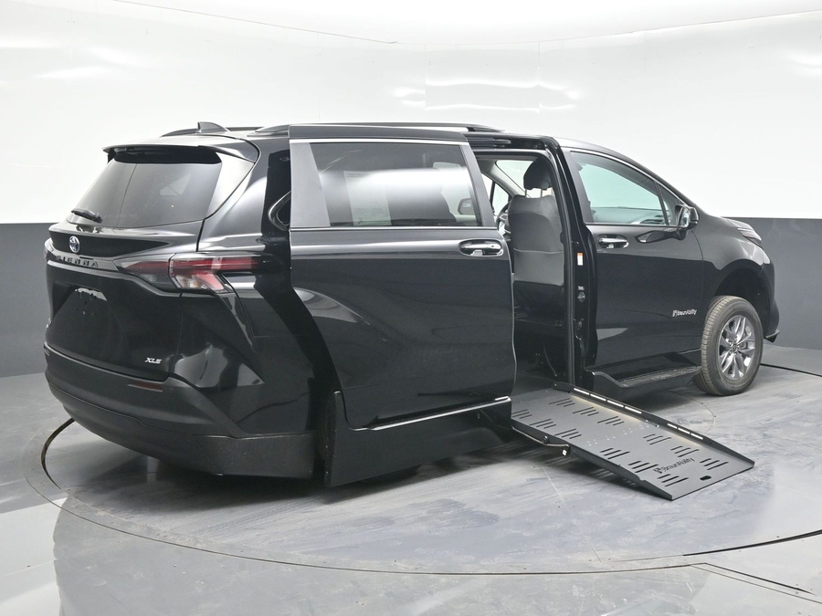 New 2025 Toyota Sienna Hybrid XLE Plus - BraunAbility Side Entry Entry Fold Out Automatic Ramp