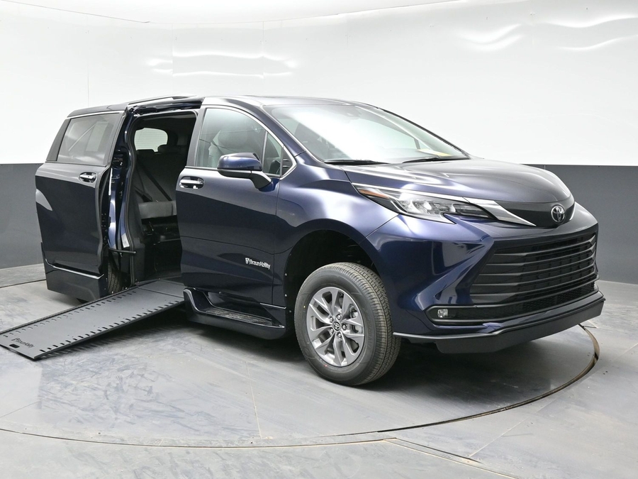 Blue Toyota Sienna image number 2