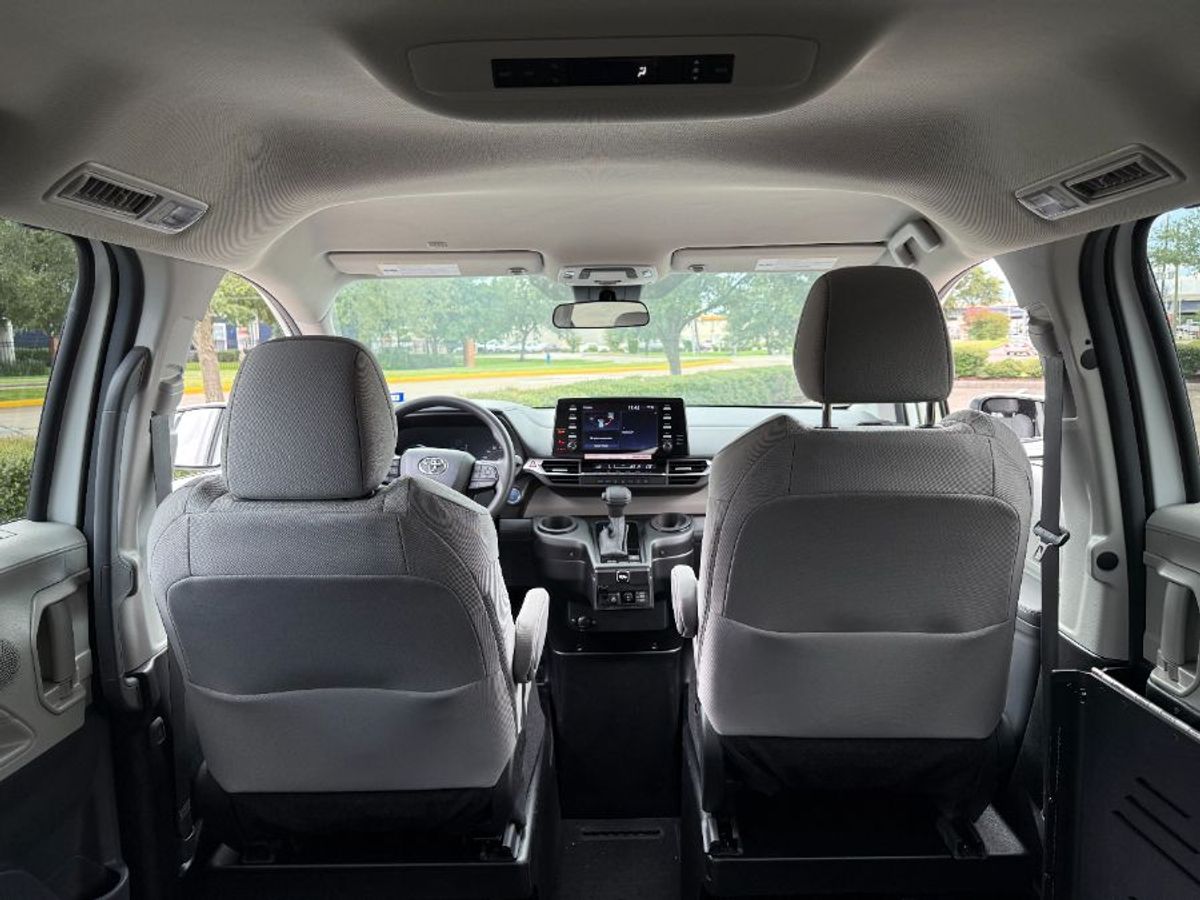 White Toyota Sienna image number 12