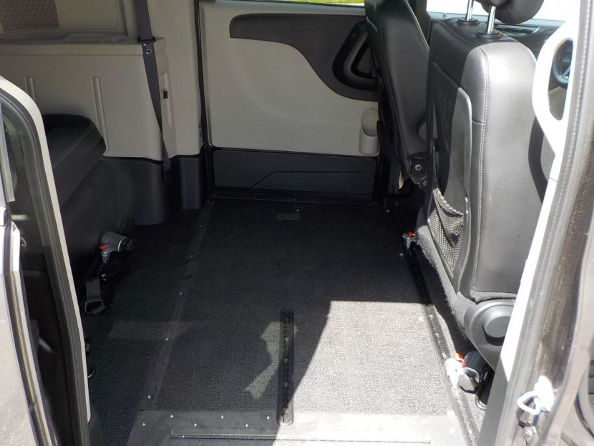 Grey Dodge Grand Caravan image number 18