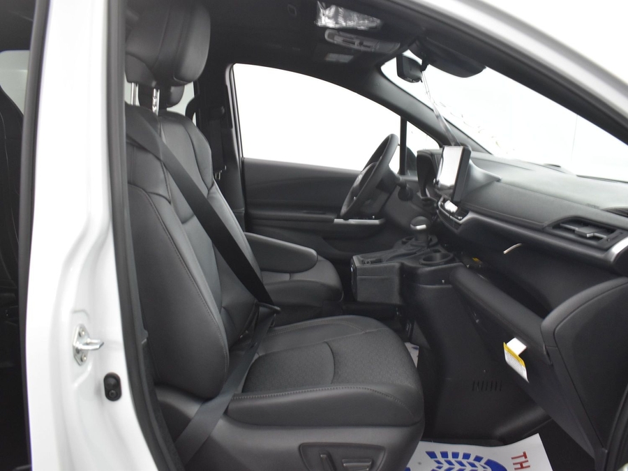 New 2025 Toyota Sienna Hybrid Platinum - BraunAbility Side Entry Entry Fold Out Automatic Ramp