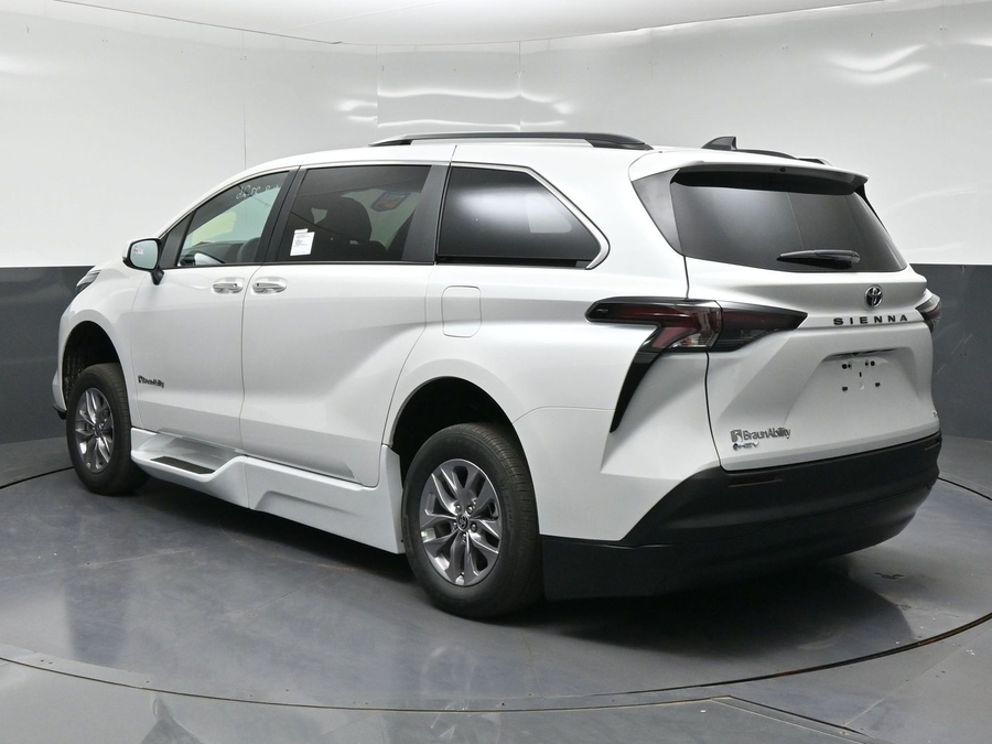 2026 Toyota Sienna XLE - Photo 23