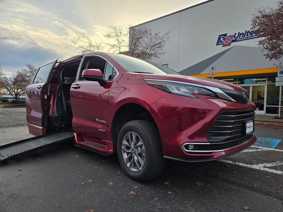 Used 2021 Toyota Sienna XLE Base - BraunAbility Side Entry Entry Fold Out Automatic Ramp