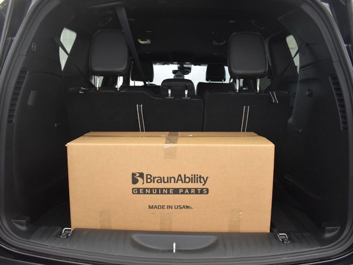 Black Chrysler Pacifica image number 13