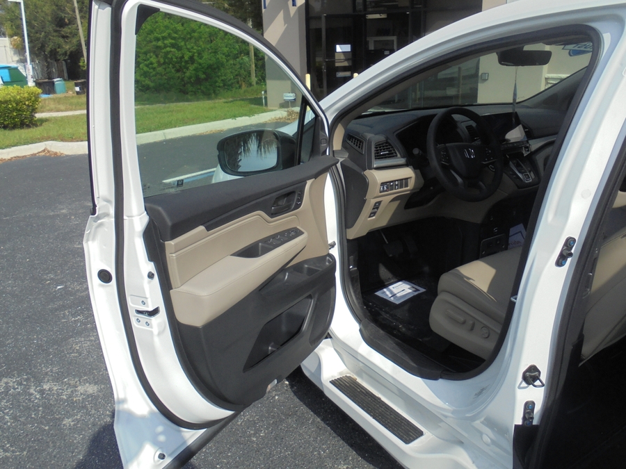 White Honda Odyssey image number 23