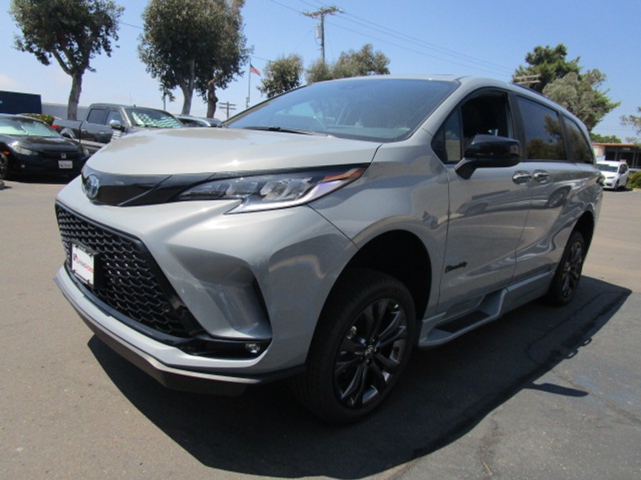 New 2026 Toyota Sienna Hybrid XSE Sport - BraunAbility Side Entry Entry Fold Out Automatic Ramp