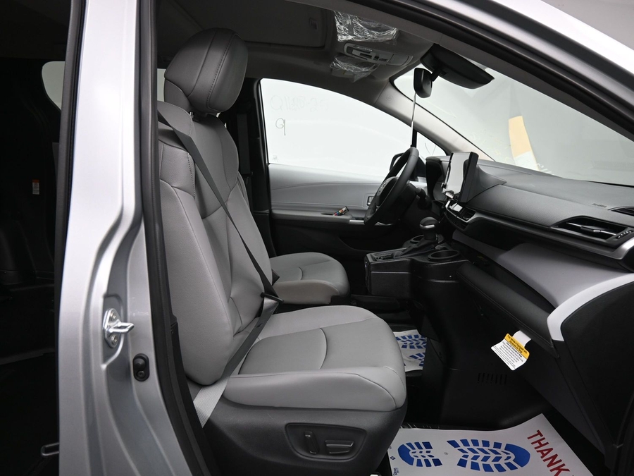 New 2025 Toyota Sienna Hybrid XLE Base - BraunAbility Side Entry Entry Fold Out Automatic Ramp