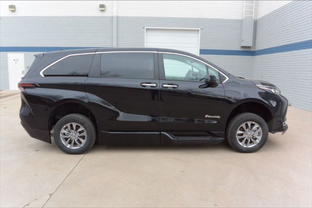 Black Toyota Sienna image number 1