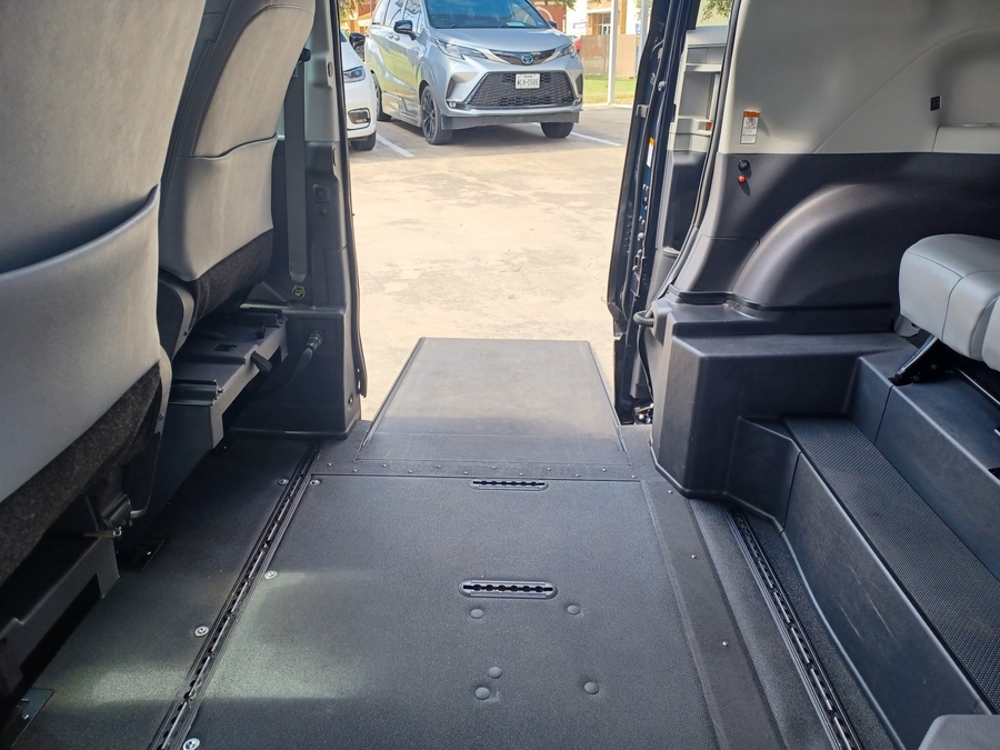 Blue Toyota Sienna image number 3
