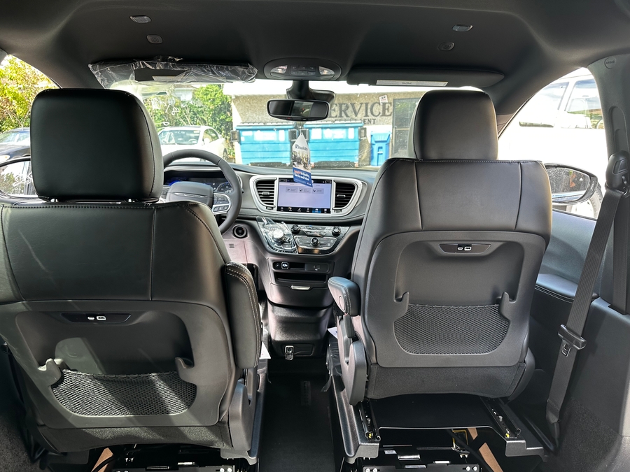 Black Chrysler Pacifica image number 27