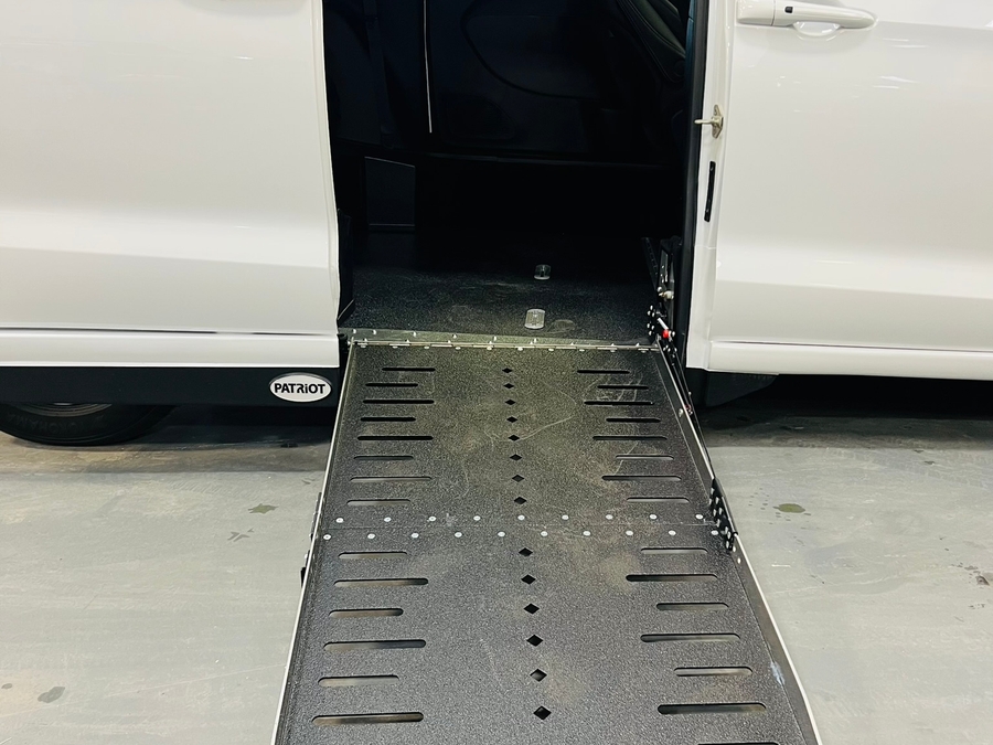 White Chrysler Pacifica image number 7