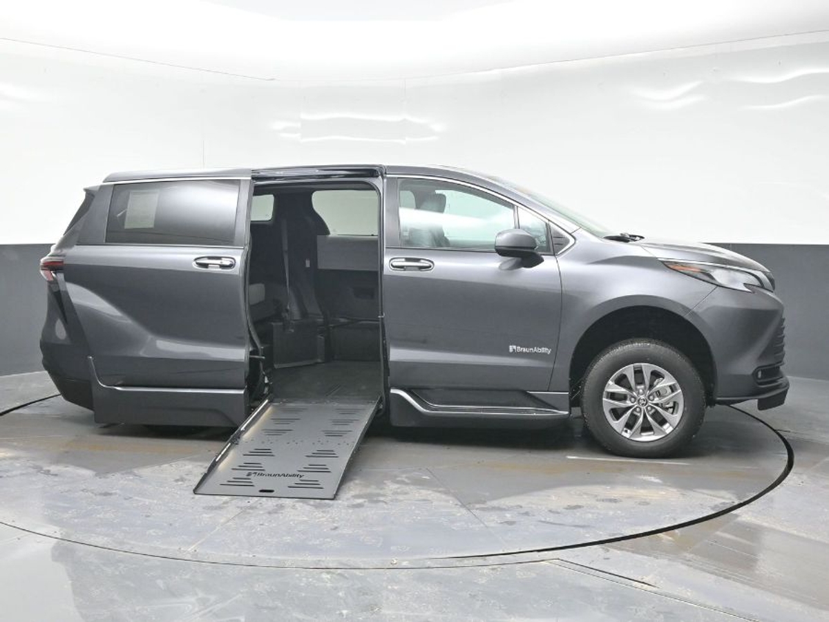 Grey Toyota Sienna image number 5