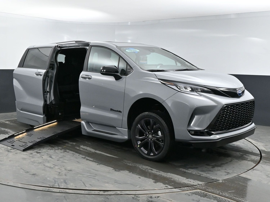 New 2026 Toyota Sienna Hybrid XSE Sport - BraunAbility Side Entry Fold Out Automatic Ramp