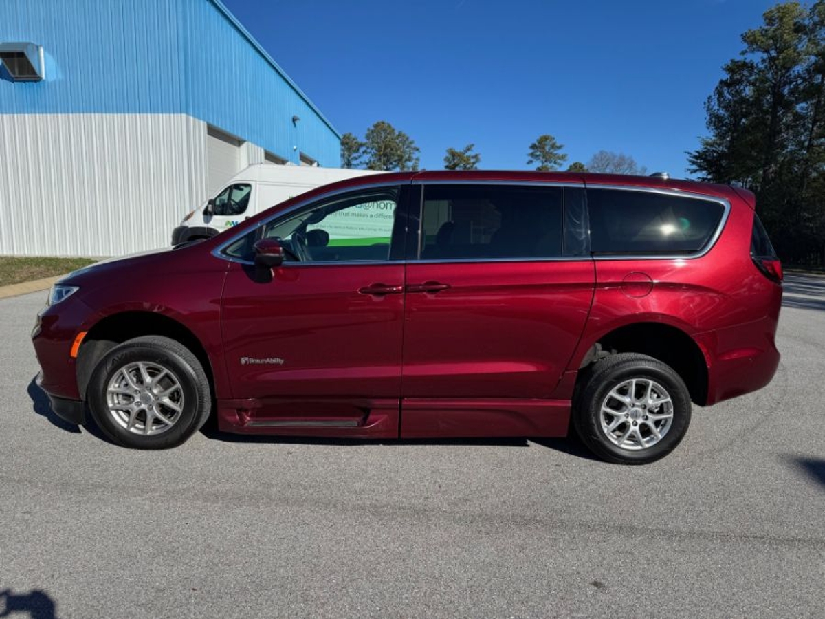 2023 Chrysler Pacifica Touring L's photo