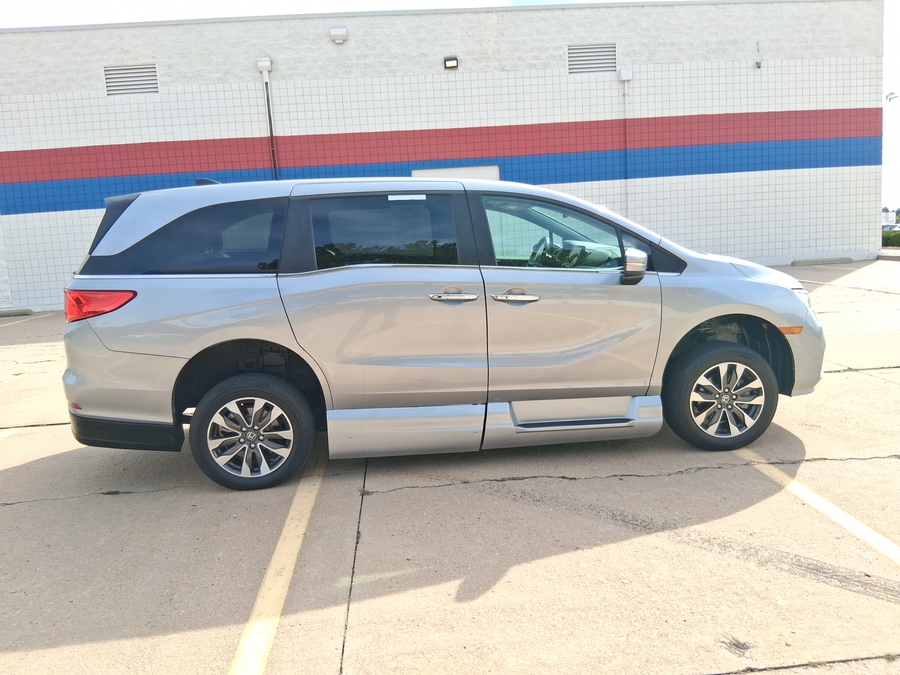 Silver Honda Odyssey image number 12