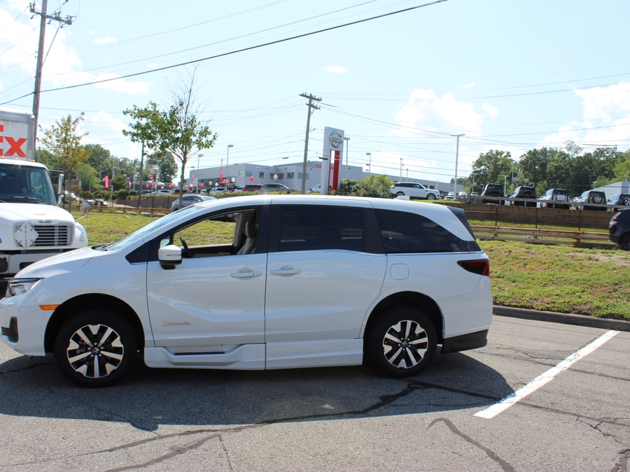 White Honda Odyssey image number 3
