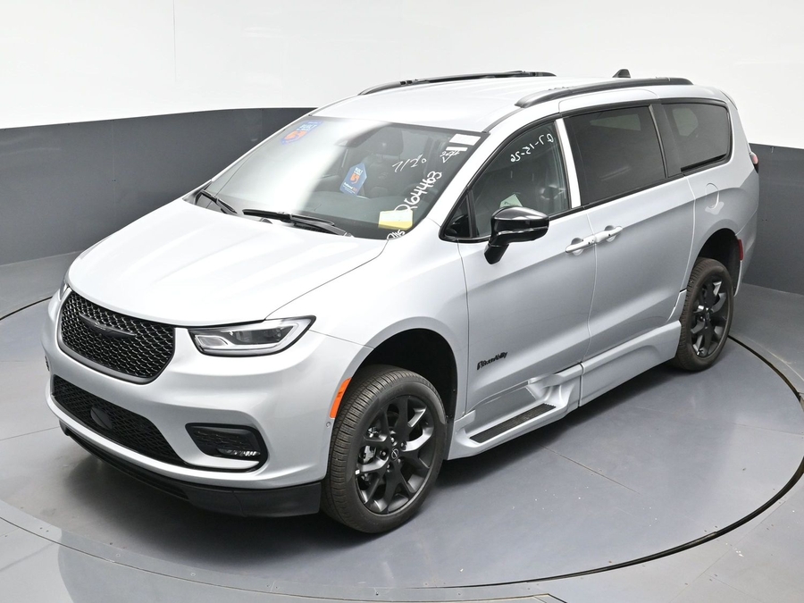 New 2026 Chrysler Pacifica Select Sport - BraunAbility Side Entry Fold Out Automatic Ramp