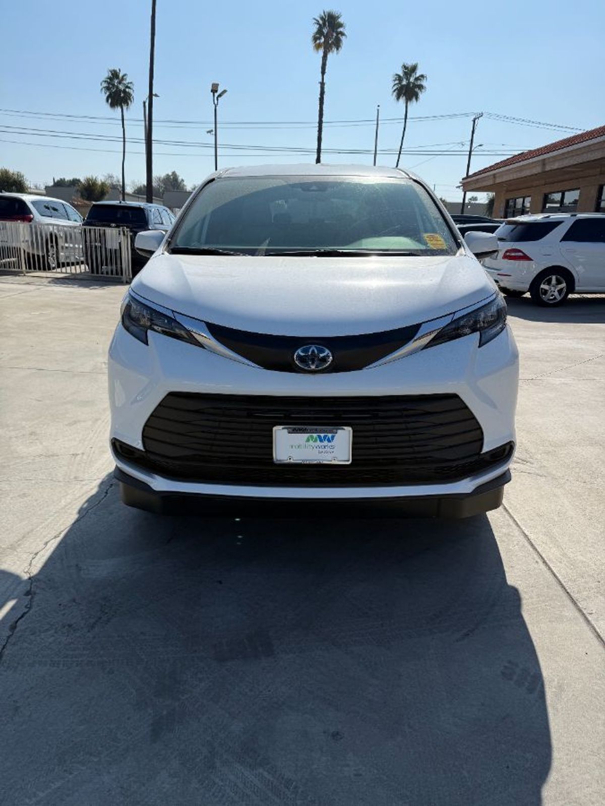 White Toyota Sienna image number 9