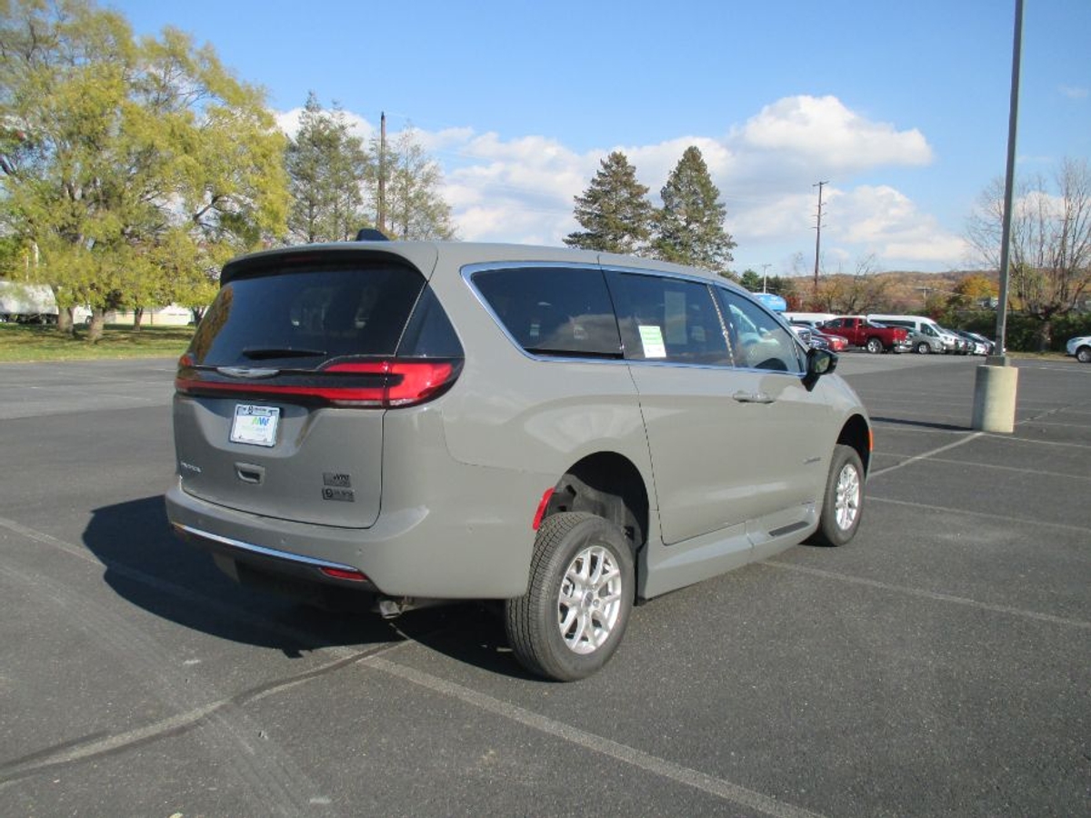 Grey Chrysler Pacifica image number 5