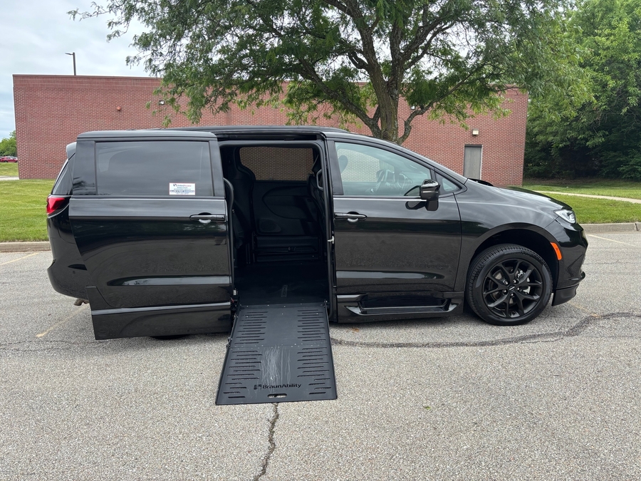 Used 2023 Chrysler Pacifica Touring L - BraunAbility Side Entry Entry Fold Out Automatic Ramp