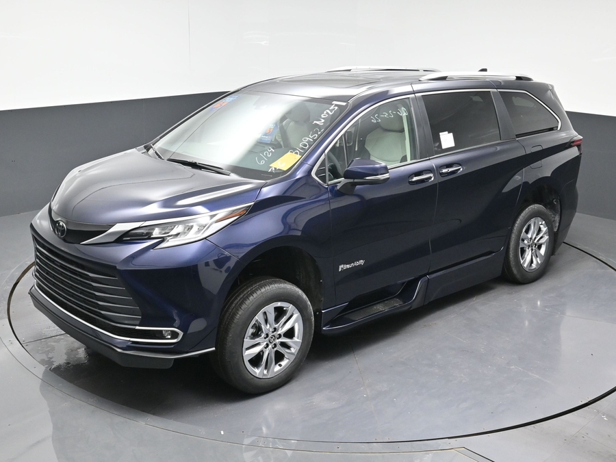 New 2026 Toyota Sienna Hybrid Limited - BraunAbility Side Entry In Floor Automatic Ramp