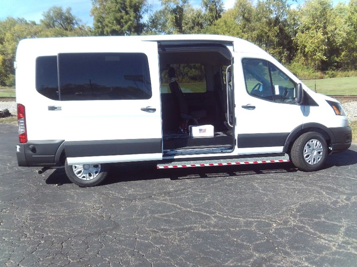 White Ford T350 image number 11