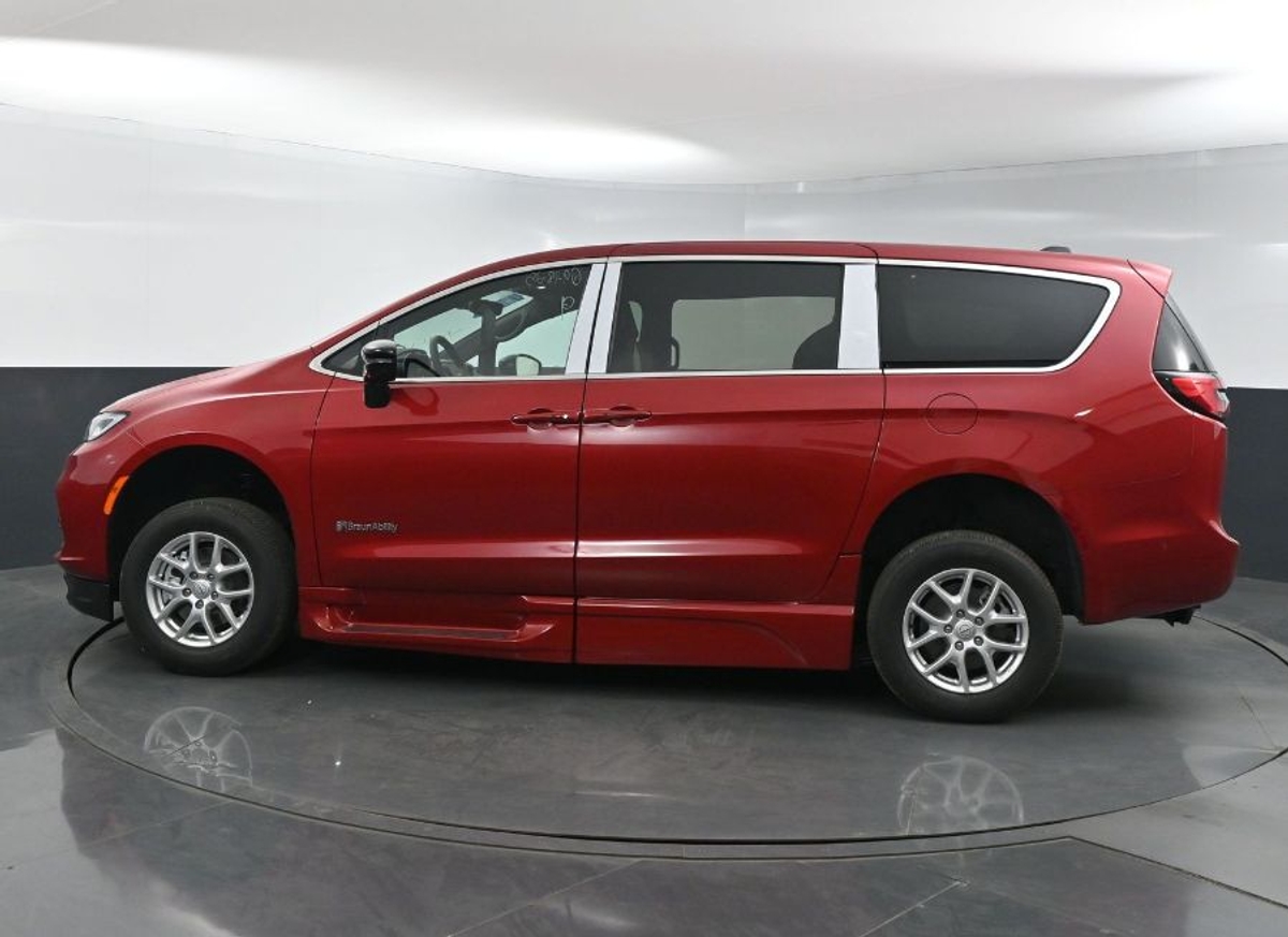 2025 Chrysler Pacifica photo 4
