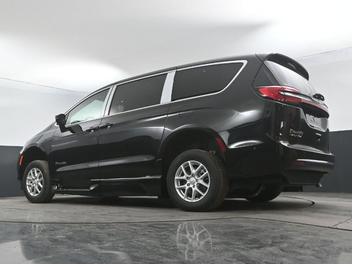 Black Chrysler Pacifica image number 20