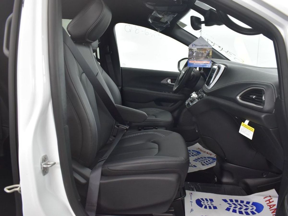 White Chrysler Pacifica image number 8