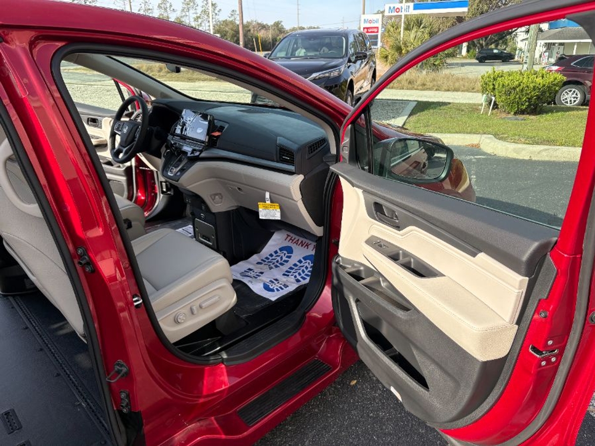Red Honda Odyssey image number 12