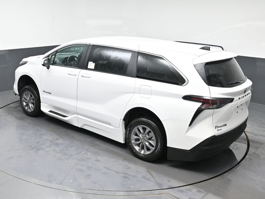 New 2026 Toyota Sienna Hybrid LE - BraunAbility Side Entry Entry Fold Out Automatic Ramp