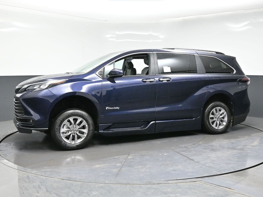 New 2026 Toyota Sienna Hybrid XLE Add - BraunAbility Side Entry Entry In Floor Automatic Ramp