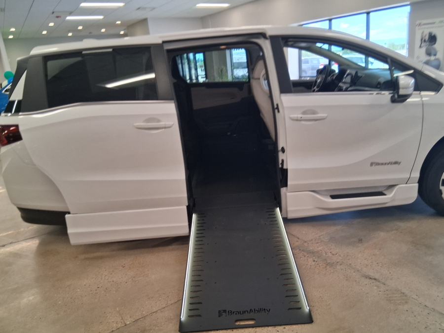 White Honda Odyssey image number 4